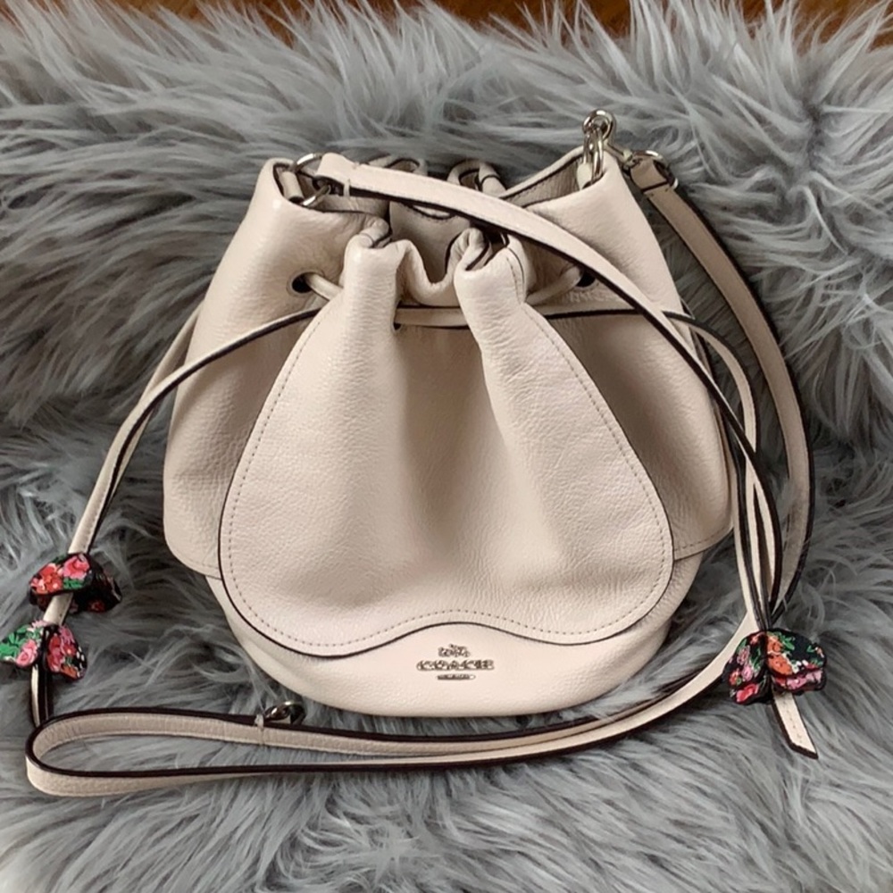COACH Drawstring Crossbody PETAL BAG real LEATHER Off White as New condition